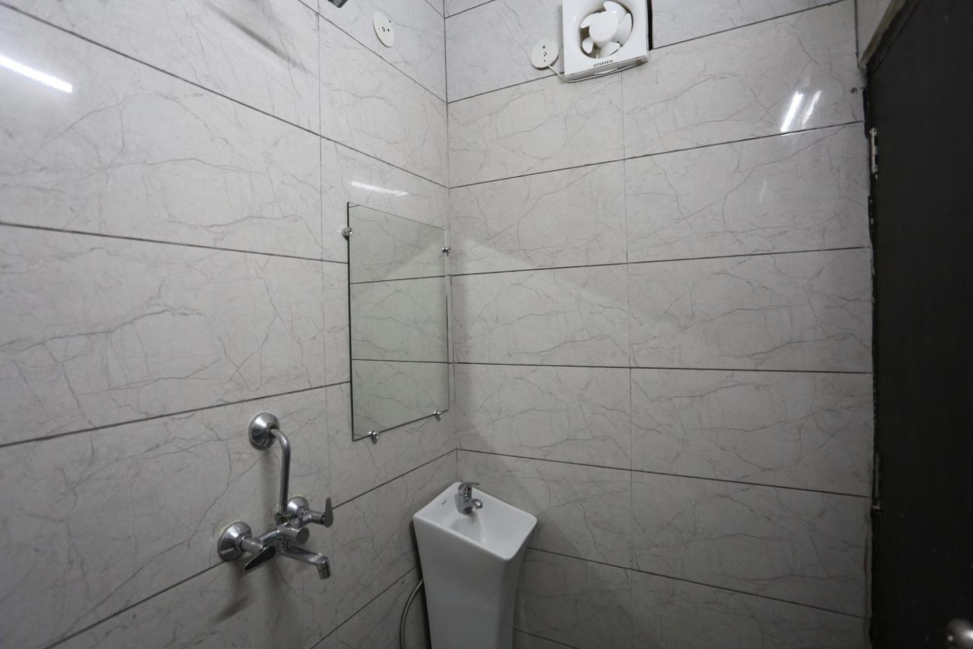 Hotel Twamev Couple Friendly Laxmi Nagar New Delhi Exterior photo