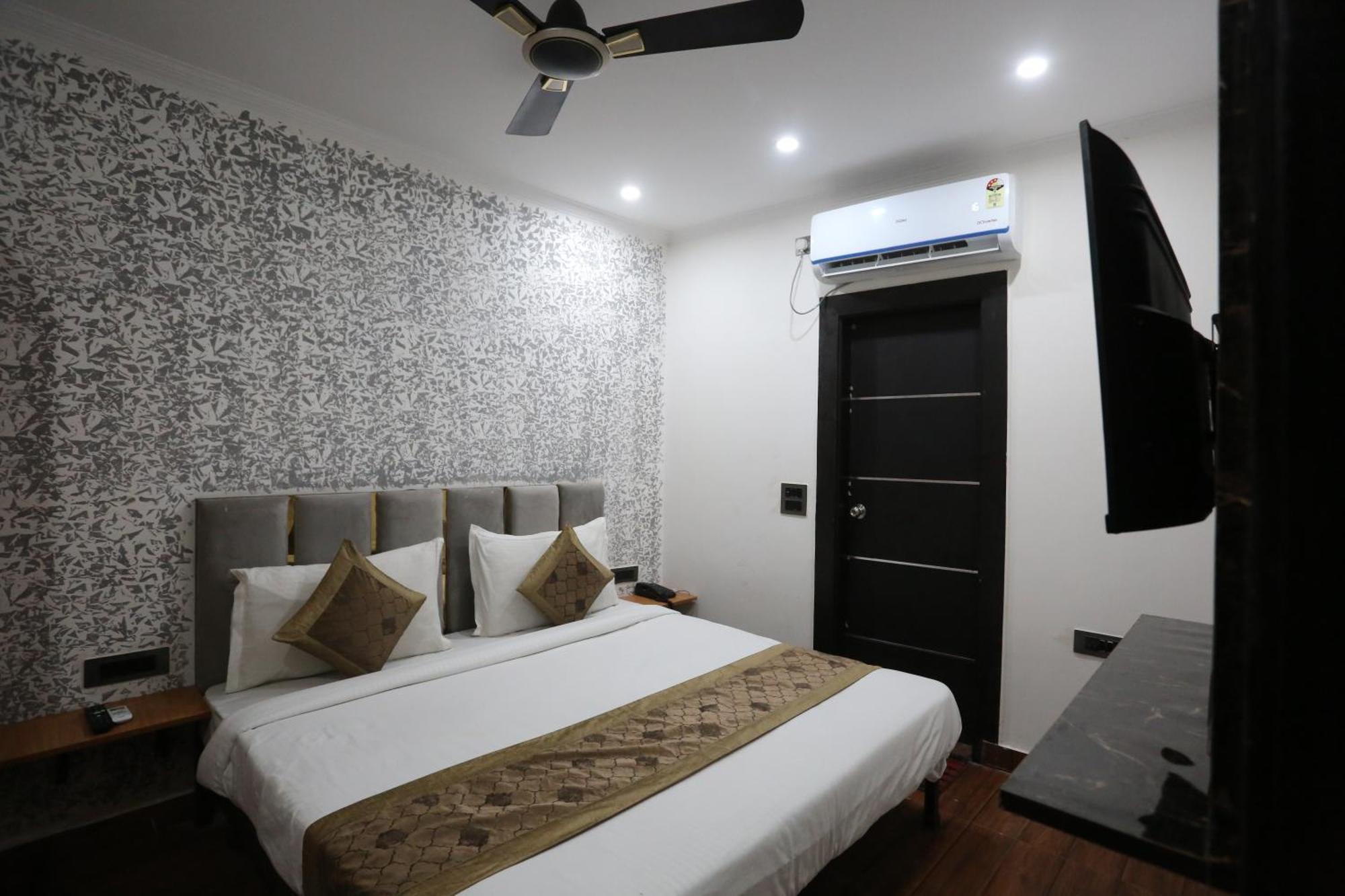 Hotel Twamev Couple Friendly Laxmi Nagar New Delhi Exterior photo